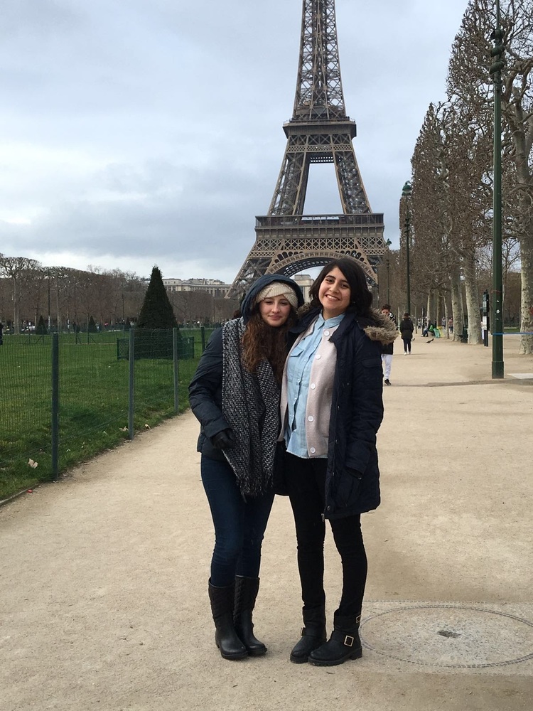 Austauschschülerin Annahita mit ihrer Gastschwester in Paris